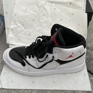 Jordans - Riktigt feta jordans som jag säljer för de ej passar. Endast använda vid 2 tillfällen. Nyskick, inga creases. Vid köp tillkommer box samt stödkartong (bild 4) Pris kan diskuteras vid snabb affär 