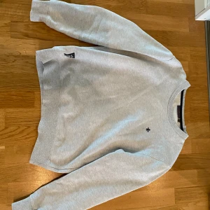 Morris sweatshirt xs - Morris ljusgrå xs sweatshirt. Storlek xs.skick 9/10 inga hål eller fläckar 