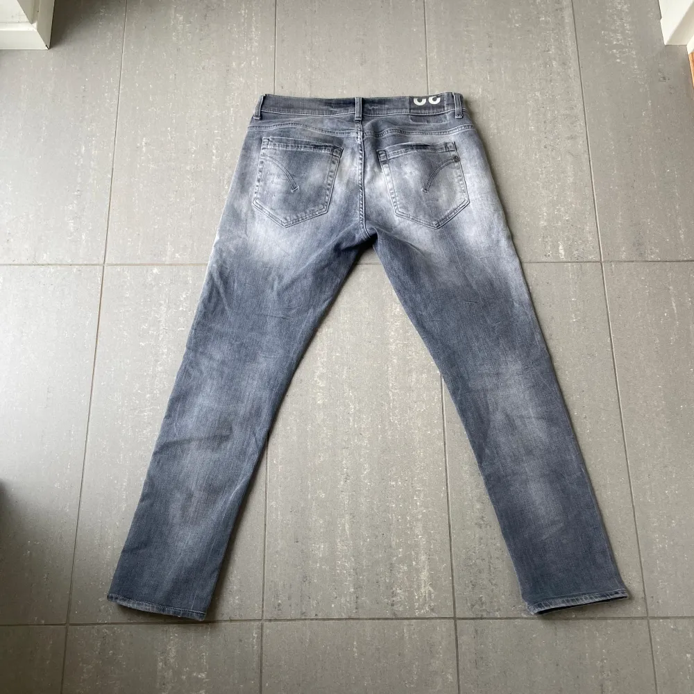 Säljer nu dessa sjukt snygga dondup George jeans som är i väldigt bra skick och som har en super snygg tyvärr och snygga slitningar som är populär design, skriv för fler bilder/frågor🙌🏼. Jeans & Byxor.