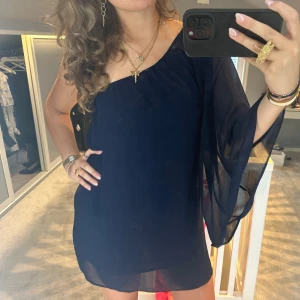 Mörk blå one shoulder klänning  - Mörkblå one shoulder klänning med större arm super snygg nu till sommaren❣️