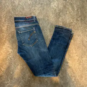 Riktigt feta och fräscha Dondup jeans i modellen george✅Jättefint skick med sliten design✅ Storlek 32 och sitter slim, passar storlek 30✅ Pris: 899 kr✅