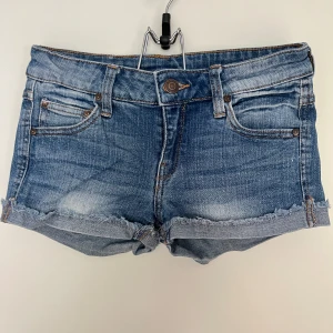 Mango jeansshorts 32 - Snygga korta jeansshort i bra skick från Mango Jeans. Storlek 32. 98% bomull, 2% elastan.