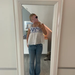 Vit blus med blåa detaljer - säljer denna vita blusen med blåa detaljer från shein, den har volanger på ärmarna och går även att knyta i ryggen🩵