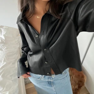 tunn croppedskinn "jacka" i äkta skinn från Arket. - Snygg croppad skinnjacka/blazer från Arket. Knappt använd. Äkta skinn. Stl M.