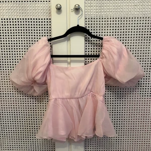 Söt topp💘 - Helt oanvänd topp från boohoo.  Storlek 36  