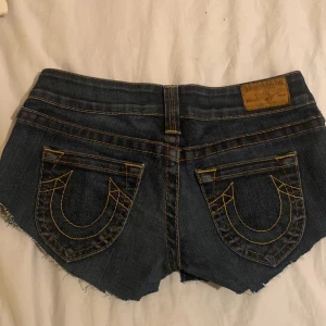 Lågmidjade True religion shorts - Skitsnygga låga true religion shorts! Köpta second hand o e ganska korta, knappt användna. E ganska säker på att de var jeans från början men tidigare ägare gjorde om dom💗