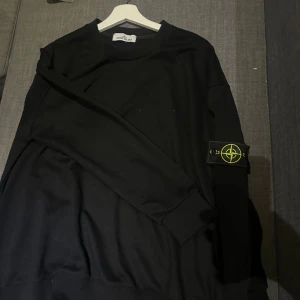 Stone island  - Säljer denna Stone island tröja som är skön att ha på sig snygg och för ett riktigt bra pris!
