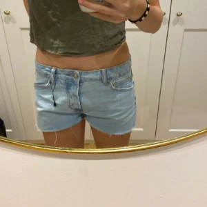 Jeansshorts - Väldigt bra skick, de är i storlek s💕