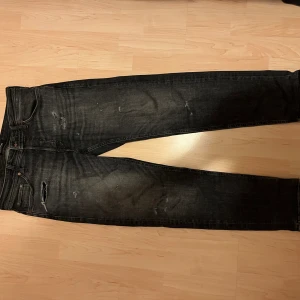 Gråa revade jeans  - Jack and Jones jeans som är knappt är använda, skicket: 9,3/10 Jag har gjort lite revor på jeansen med hjälp av sandpapper, men personligen blev jeansen mycket snyggare. Jag är 180 cm och dem sitter perfekt med lite häng :)