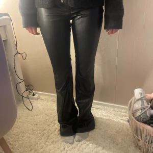 Läderbyxor! - Superfina och trendiga läderbyxor❤️ Använda Max 2 gånger!