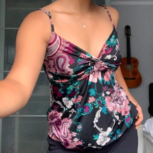 Nytt Mönstrat Linne - Ett helt nytt vackert linne från Gina Tricot i storlek S. Prislapp sitter kvar.