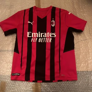 Milan tröja  - Säljer nu min gamla Milan tröja storlek 152, priset kan självklart diskuteras 