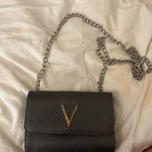 Hej säljer min Valentino väska för att den inte kommer till användning lägre  priset kan diskuteras!!💕💕💕