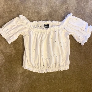 Jättesöt Gina topp - Säljer denna jättefina toppen från Gina!! Perfekt nu till sommaren 