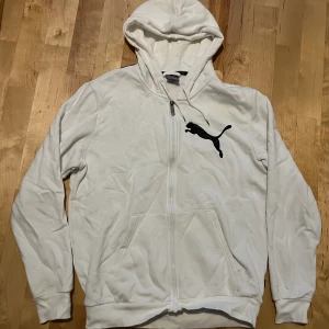 Puma zip up hoodie - Zip up hoodie puma.    Endast testad 1 gång, i nyskick.      Storlek S