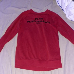 Peak tröja  - Säljer nu min peak performance tröja då jag inte använder den längre och den är för liten. Den är använd en julafton sen har de legat i garderoben. Vid funderingar och frågor så är det bara att skicka svara på allt. 