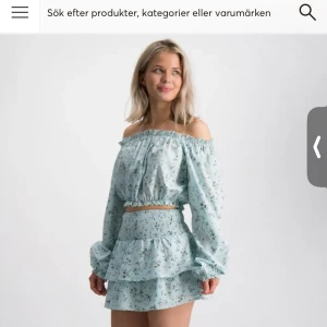 Blommig blus - Säljer en turkos blus från Gina Young som passar till sommaren. Den är väldigt luftig och blir inte varm. Använd ungefär två gånger och är i nyskick! Går att ha både off shoulder och på axlarna. Originalpris är 240kr
