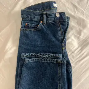 Näst intill oanvända ”Low straight jeans”, använda ett fåtal gånger men har tyvärr blivit för små, därav säljer jag dem💜