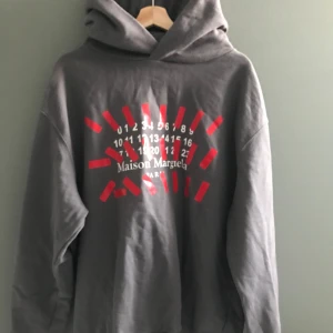 Maison Margiela hoodie  - Stilren grå hoodie med oversized fit från Maison Margiela i nyskick.
