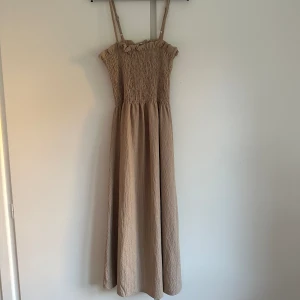 Klänning  - Superfin Brun/beige klänning från hm, aldrig använd💚  Köparen betalar för frakt🚛💕
