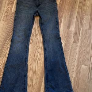 Mörkgråa bootcut jeans  - Oanvända 