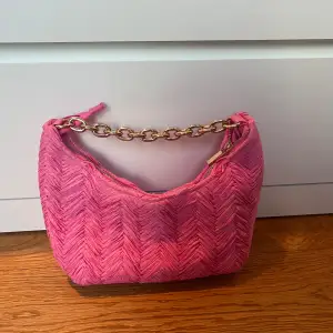 En rosa handväska från H&M, använt en gång! Köpte för 329kr, säljer för 200kr, men är öppen för andra bud🩷