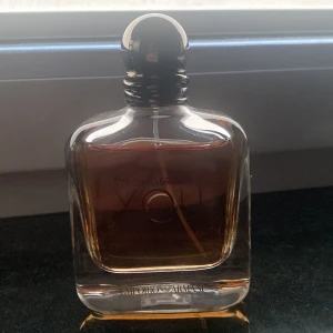 Armani stronger with you  100ml - Armani stronger with you perfume, originala inte intensely.   Har kvitto, köpt från cocopanda i vintern och har bara använt den jätte jätte lite som man märker på bilden av den nästintill helfyllda flaskan  Det är 100ml  Nypris: runt 1150kr (100ml)