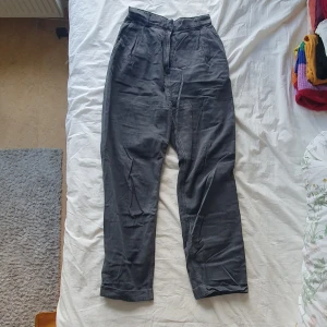 Grå byxor - Grå tygiga byxor, high waist, tajta i midjan.