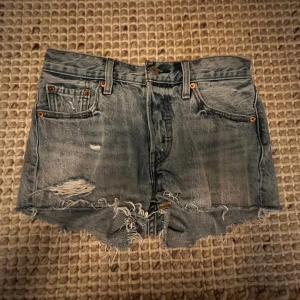 Jeansshorts  - Levi’s-shorts med fransar  Stl 24 