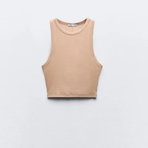 Snygg tidlös topp💗 - Så fin beige topp från zara i st S, men sitter nästan som XS💗Den är i bra skick, knappt använd😻Skriv om ni vill ha flera bilder!