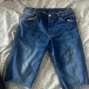 Jeans shorts! Färg-Mörkblå Storlek-170 Skick-8/10 Säljes pga av att dom inte satt fint på mig(Enligt mig själv) 