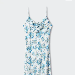 Blommig klänning från Mango - Säljer en blå blommig sommarklänning i mycke fint skick från mango i storlek M, jag är en S och den sitter bra på mig. Klänningen är från förra sommaren och har utgått ur deras sortiment.