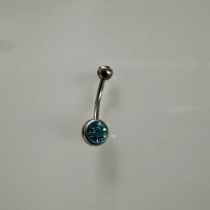 Navelsmycke  - Smycket utstrålar enkelt mycket av överdådig elegans så ifall du är på utkik efter ett verkligen vackert och iögonfallande navelsmycke är denna navelpiercing det helt perfekta valet!