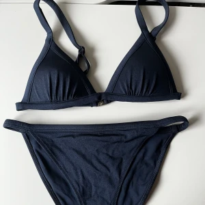 Mörkblå bikini - Mörkblå push-up bikini från hm med lite skimmer i sig