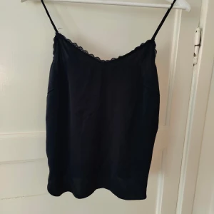 Svart linne - Köpt för flera år sedan men legat undanpackat. Inte använt då det alltid varit lite för stort. Storlek 36 men lite större i storleken.