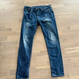 Säljer nu dessa as feta Dondup jeans i modellen George vilket är slim fit. storleken är 35 men sitter mer som 32! Skicket på jeansen är 10/10 inga defekter