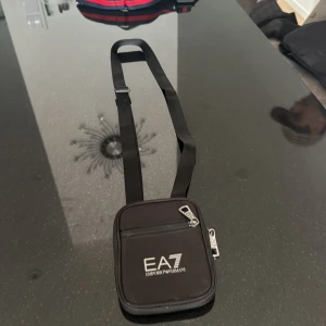 Äkta ea7 väska  - Mycket bra skick knapp använd  Mini Väsk för små saker