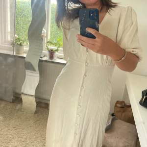 Super vacker långklänning i linnetyg, säljer då jag beställde fel storlek. Helt oanvänd med lappar kvar. Passar perfekt till midsommar & sommardagar!🤍🤍 Pris kan diskuteras🤍 Köptes för 650kr! 