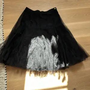 En medellång kjol från Noor of Sweden i storlek S, väldigt bra skick och nästan inte använd😊