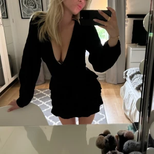 Zara klänning  - Jättefin klänning från zara som formar kroppen jättefint. Slutsåld på hemsidan. Sitter som en smäck och knappt använd! Perfekt nu till sommaren❣️