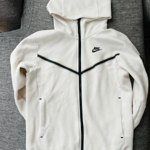 Nike tech fleece - Säljer min vita nike tech fleece i strlk Xs men passar även till S som jag är. Den är i väldigt bra skick. Inte urtvättad eller liknande. Det enda som finns på den är en liten blå prick på högra armen (bild 4). Skriv vid intresse och för bilde