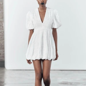 Studentklänning från zara - Klänning från zara oanvänd. Blev en annan till studenten