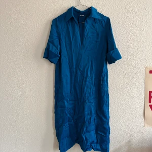 Klänning från arket! - Perfekt klänning året runt! Dragkedja som man kan dra upp och ner🌟