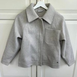 Vårkappa  - Kort kappa från Zink i storlek 146/152. Bra skick! 