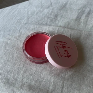 Blush - Krämblush från makeupmekka endast använd en gång då jag testade färgen vilket syns i bild 1💕
