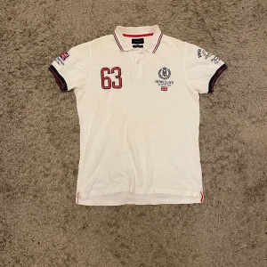 Henri Lloyd Piké - Säljer denna tvärfeta Henri Lloyd Piké då den var för stor. Köptes nyligen här på plick men var som sagt för stor så jag har bestämt mig för att sälja den. Den är i mycket bra skick och har inga defekter. Skriv pm om du har fler frågor.