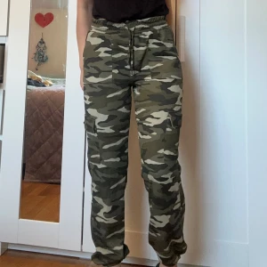 Militär Byxor - Gina Tricot - Stretchiga militär/kamouflage byxor i mycket bra skick från Gina Tricot.  97% Polyester 3% Elastan.