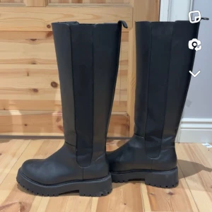 Snygga boots/stövlar från monki!! - Säljer mina snygga boots från monki i storlek 38. De är endast använda en gång. Säljer eftersom jag inte har fått den användningen för de som jag hoppats på. Hör av er om ni vill ha fler bilder eller har några frågor!!
