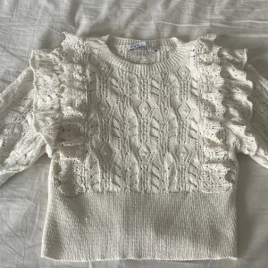Stickad Topp Zara  - Säljer toppen för jag inte använder den, har tyvärr inte använt den alls efter jag fick den i present. Toppen är i nyskick och har inga skavanker! Hör av er för mer information ❤️