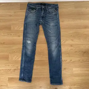 Säljer ett par Replay Anbass jeans, Dom är i storlek 33 och är modellen slim fit, ett par jeans med riktigt feta slitningar och färg! 